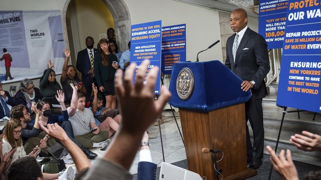 Cette photo fournie par le «New York Mayoral Photography Office» montre le maire de New York, Eric Adams, lors de sa conférence de presse en personne à l'hôtel de ville, le mardi 1er octobre 2024, à New York. 