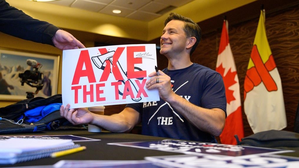 Le chef conservateur Pierre Poilievre signe une affiche lors d'un rassemblement à Iqaluit, le 9 septembre 2024.