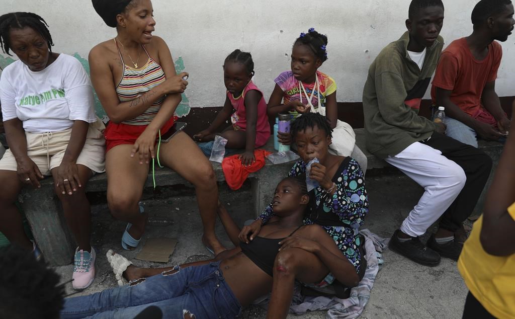 Une fille asthmatique se repose alors qu'elle se réfugie dans une école privée servant d'abri aux résidents fuyant la violence des gangs dans le quartier de Nazon, à Port-au-Prince, Haïti, jeudi 14 novembre 2024. 