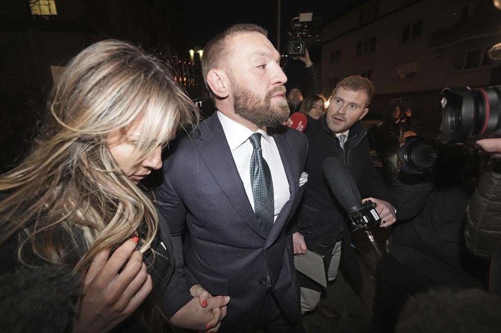 Le combattant d'arts martiaux mixtes Conor McGregor et sa partenaire Dee Devlin quittent la Haute Cour à Dublin, Irlande, vendredi 22 novembre 2024. 