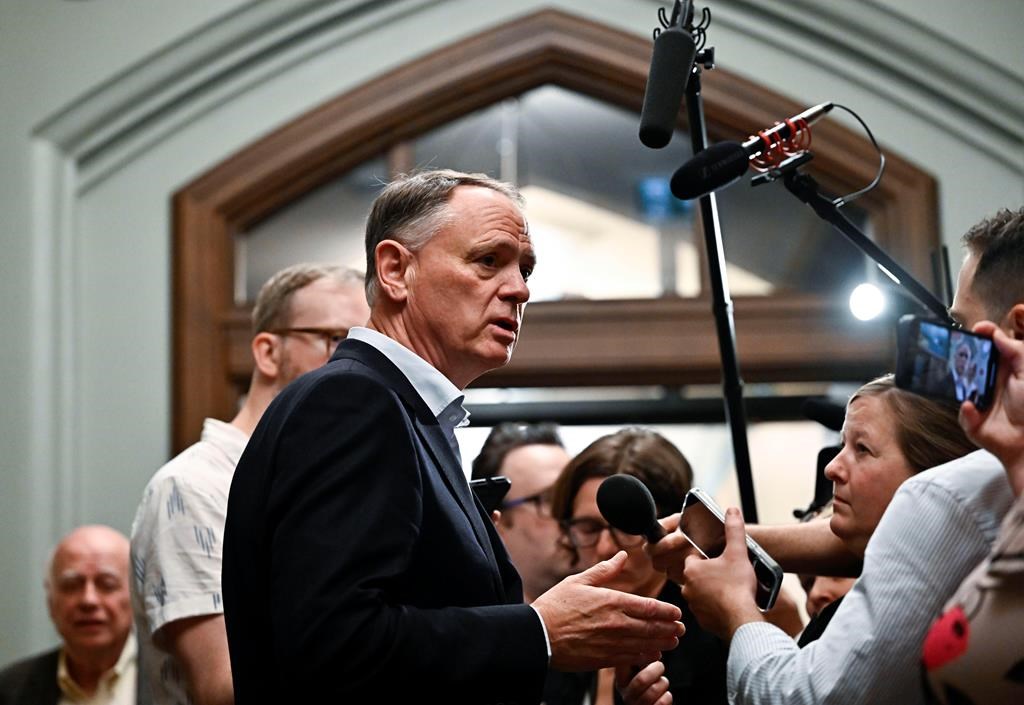 Le député libéral d'Ottawa-Sud David McGuinty répondant aux questions de journalistes, le 5 juin dernier, à Ottawa.