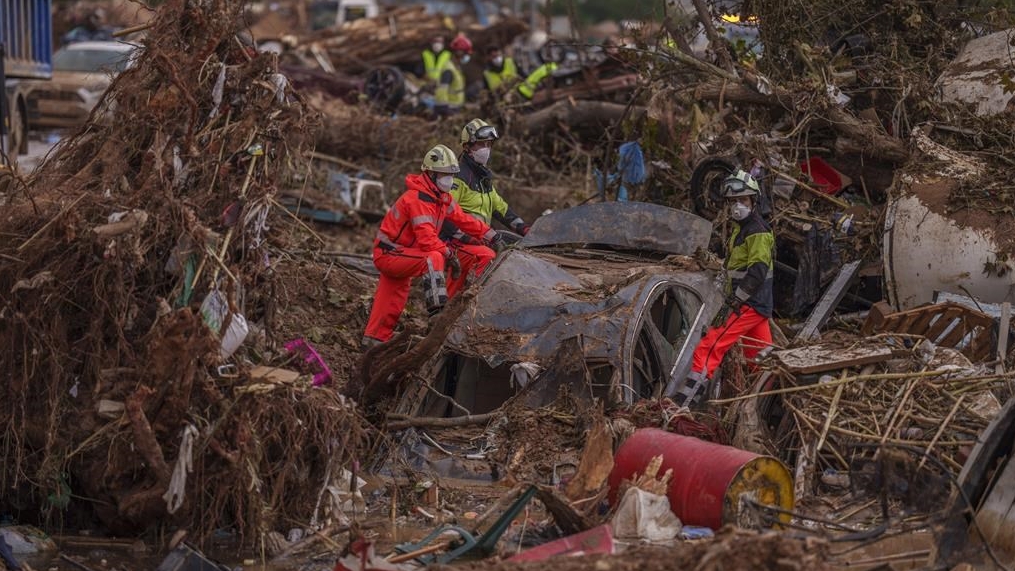 Emergency services remove cars in an area affected by floods in Catarroja, Spain, on Sunday, Nov. 3, 2024. (AP Photo/Manu Fernandez)