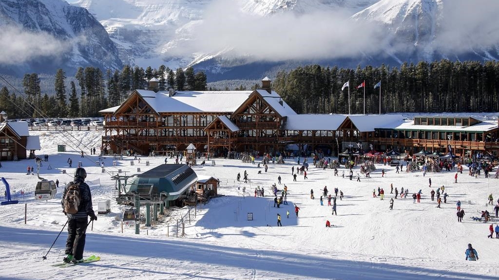 Des skieurs à la station de ski de Lake Louise, en Alberta, le samedi 24 novembre 2018. 