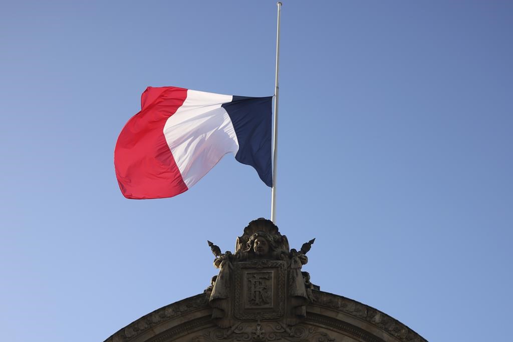 Le drapeau français est en berne lundi 23 décembre 2024 au palais de l'Élysée à Paris après que le président français Emmanuel Macron a déclaré une journée de deuil national pour les vies perdues lorsque le cyclone Chido a déchiré le territoire de Mayotte dans l'océan Indien.