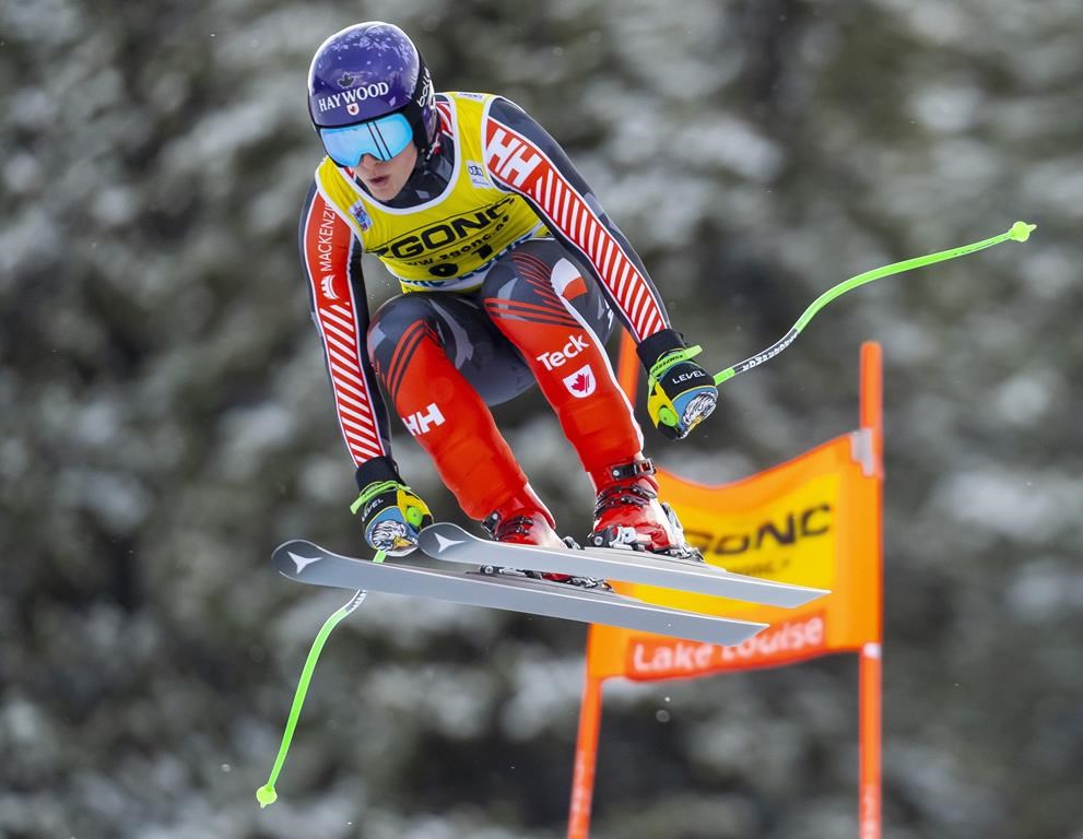 Brodie Seger, du Canada, descend la piste en route vers la 25e place dans la course de descente de la Coupe du monde FIS à Lake Louise, en Alberta, le samedi 26 novembre 2022.