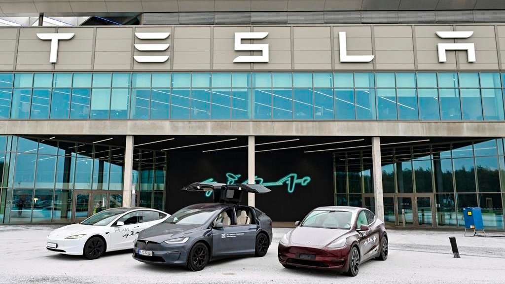 Tesla a été le premier constructeur automobile à proposer des mises à jour à distance, il y a plus de 10 ans. 