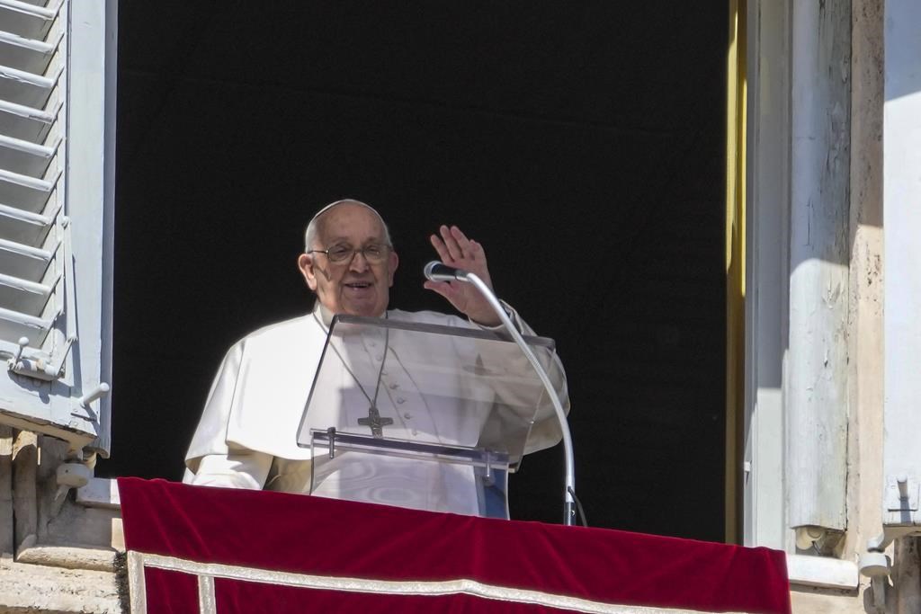 Le pape François apparaît à la fenêtre de son studio donnant sur la place Saint-Pierre au Vatican pour la traditionnelle bénédiction du dimanche midi des fidèles et des pèlerins rassemblés sur la place pour la prière de l'Angélus, le dimanche 25 février 2024.