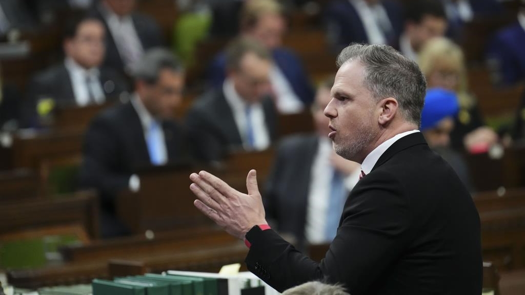 Le ministre fédéral de la Santé, Mark Holland lors d'une période des questions à Ottawa en février 2024.