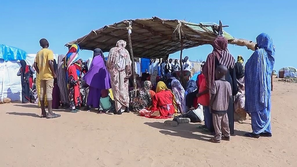 Des réfugiés soudanais se rassemblent devant un hôpital de campagne à Acre, au Tchad, le 15 août 2023. 