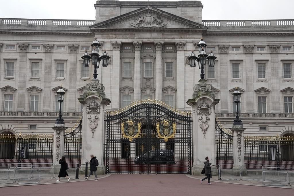 Une vue générale du palais de Buckingham, des résidences officielles du roi Charles III, alors que les piétons passent devant à Londres, le mardi 6 février 2024. Le palais de Buckingham a annoncé lundi soir que le roi avait commencé un traitement ambulatoire pour une forme non divulguée de cancer.