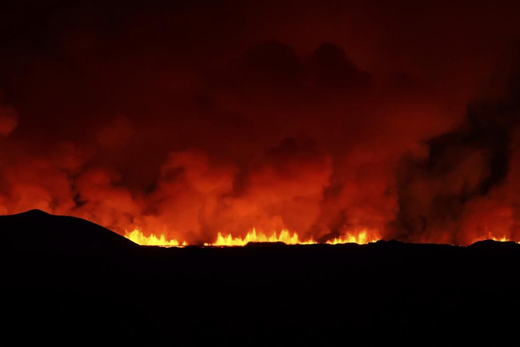 Une vue du volcan en éruption, au nord de Grindavík, en Islande, le jeudi 8 février 2024.