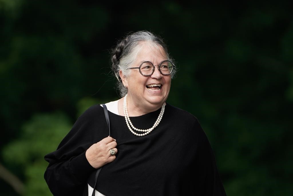 Diane Lebouthillier se rend à un remaniement ministériel à Rideau Hall, à Ottawa, le mercredi 26 juillet 2023. Mme Lebouthillier a été assermentée en tant que ministre des Pêches, des Océans et de la Garde côtière canadienne.