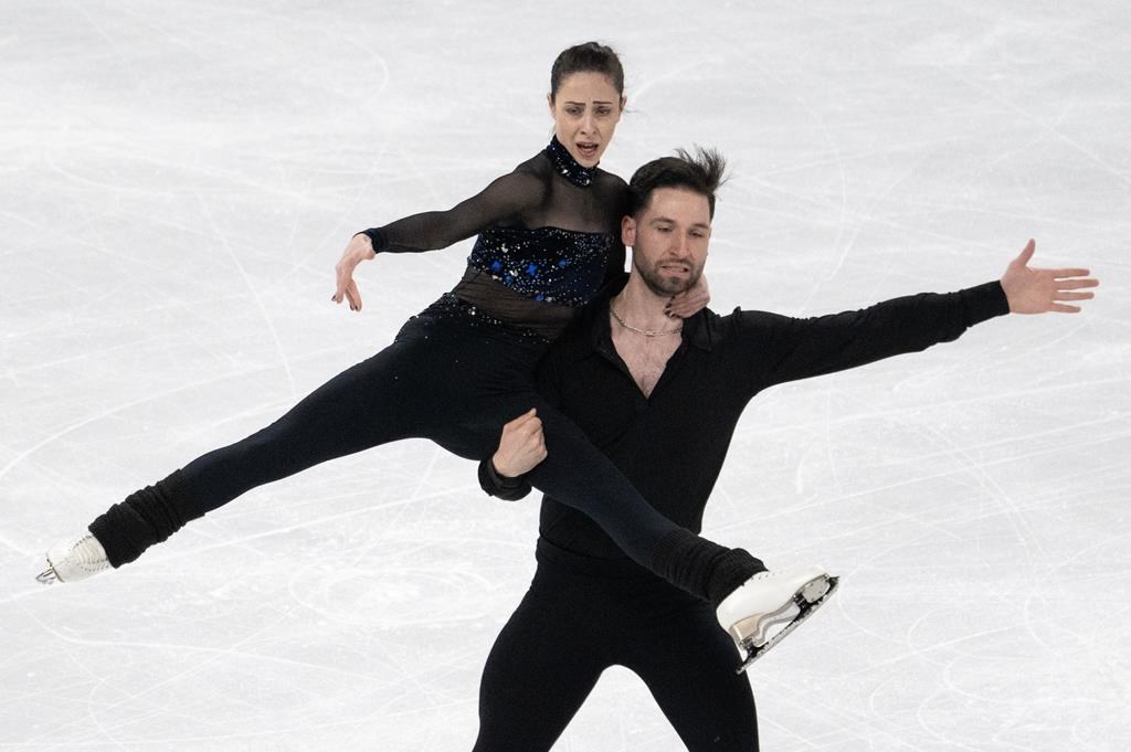 Deanna Stellato-Dudek et Maxine Deschamps, du Canada, exécutent leur routine en couple lors de l'entraînement aux Championnats du monde de patinage artistique le lundi 18 mars 2024 à Montréal.