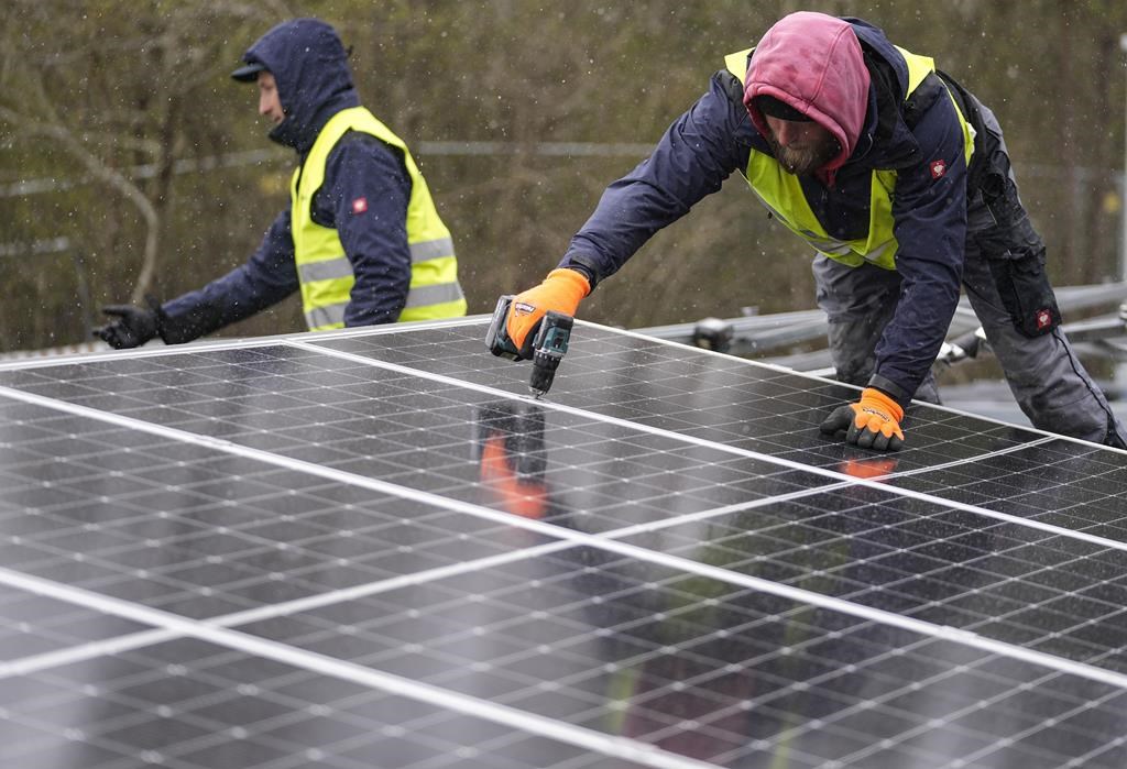 L’industrie de l’énergie solaire aura ses premiers appels d’offres d’Hydro-Québec qui lui seront exclusivement dédiés. Le gouvernement du Québec veut réserver un bloc d’électricité de 300 mégawatts (MW) pour cette filière.