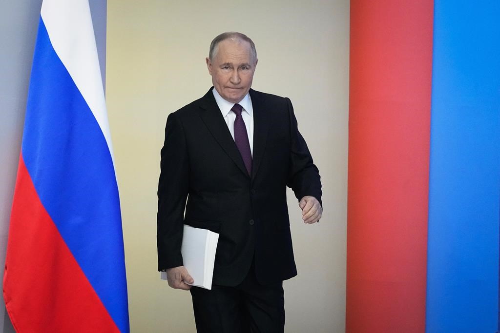 Le président russe Vladimir Poutine entre dans une salle pour prononcer son discours sur l'état de la nation à Moscou, en Russie, le jeudi 29 février 2024. 