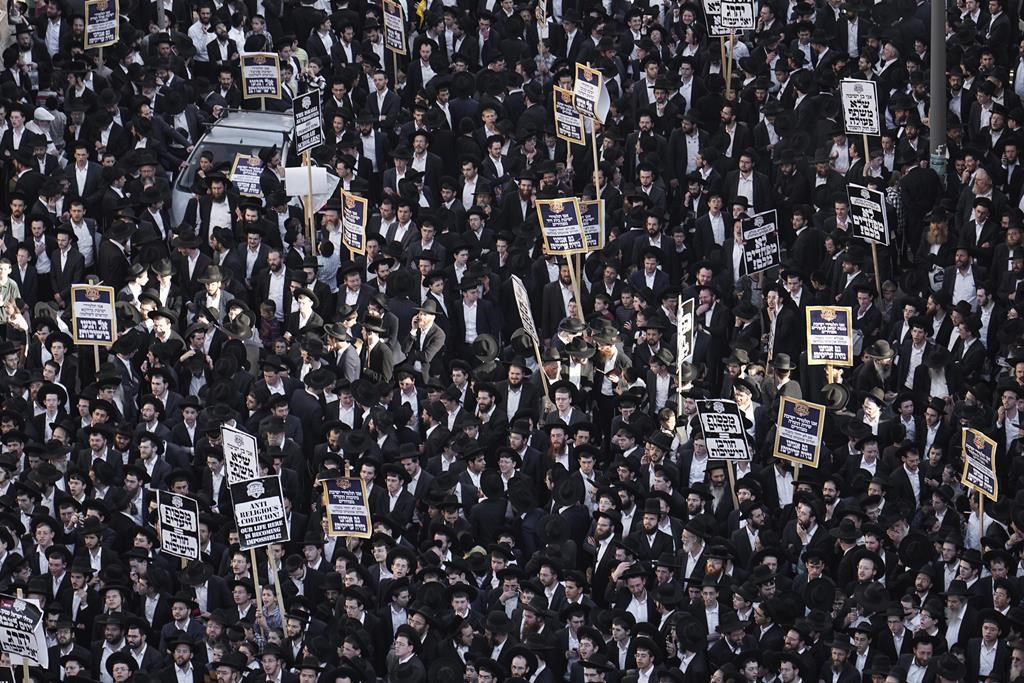 Des juifs ultra-orthodoxes manifestent contre le recrutement de l'armée, à Jérusalem, le jeudi 11 avril 2024. 