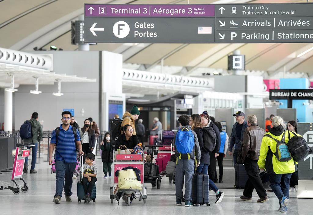 Des gens sont présentés à l'aéroport international Pearson de Toronto le vendredi 10 mars 2023. L'administration aéroportuaire de Toronto prévoit investir dans l'aéroport Pearson car elle s'attend à accueillir davantage de visiteurs chaque année.