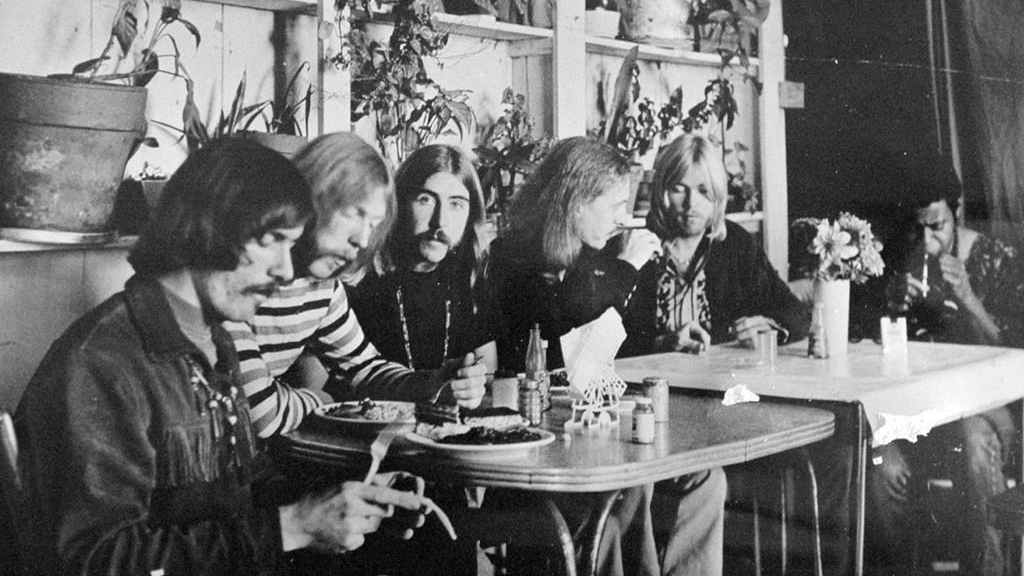 Cette photo non datée montre les membres de l'Allman Brothers Band, de gauche à droite, Dickey Betts, Duane Allman, Berry Oakley, Butch Trucks, Gregg Allman et Jai Johanny 'Jaimoe' Johanson, en train de manger au restaurant.