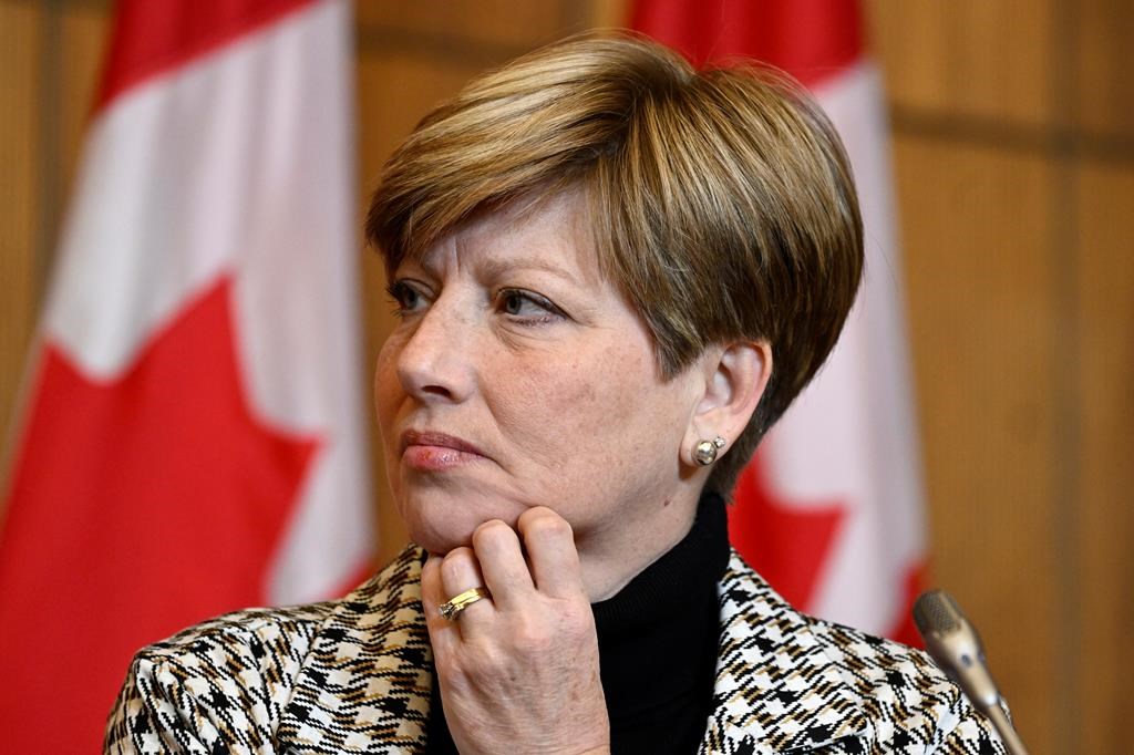 a députée conservatrice Karen Vecchio écoute pendant une conférence de presse à Ottawa, le mardi 22 novembre 2022. 