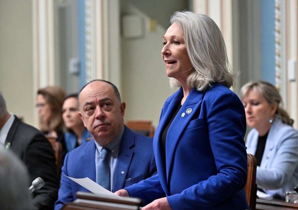 La ministre québécoise des Aînés, Sonia Bélanger, dépose un projet de loi le jeudi 16 février 2023 à l'Assemblée nationale.