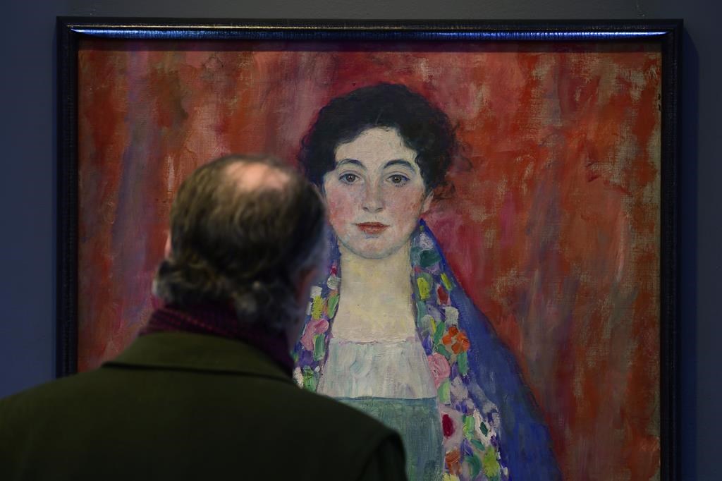 Un homme regarde le tableau «Portrait de Fräulein Lieser» du peintre autrichien Gustav Klimt avant une vente aux enchères, à Vienne, le mercredi 24 avril 2024. Un portrait d'une jeune femme de Gustav Klimt, longtemps considéré comme perdu, a été vendu aux enchères à Vienne pour 30 millions d'euros. L'artiste moderniste autrichien a commencé à travailler sur le «Portrait de Fräulein Lieser  en 1917, un an avant sa mort, et c'est l'une de ses dernières œuvres.