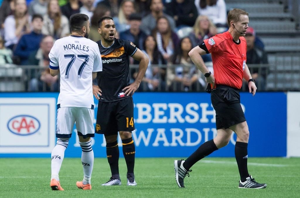 Alex, deuxième à gauche, du Houston Dynamo, et Pedro Morales, des Whitecaps de Vancouver, à gauche, réagissent après avoir tous deux reçu des cartons rouges de l'arbitre Drew Fischer lors de la première moitié d'un match de football de la MLS à Vancouver le samedi 28 mai 2016.
