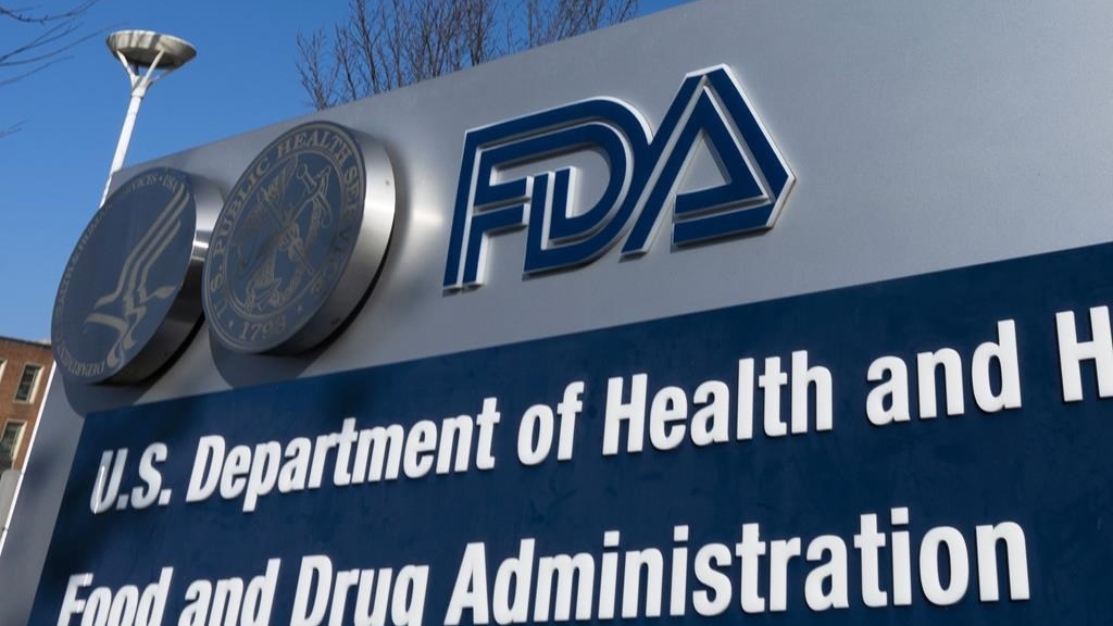 Un panneau de la Food and Drug Administration est affiché à l'extérieur de ses bureaux à Silver Spring, Md. le 10 décembre 2020.
