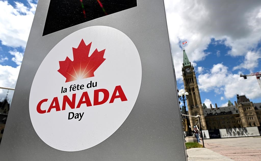 Un panneau contenant des informations sur les célébrations à venir de la fête du Canada sur la Colline du Parlement est visible devant la Tour de la Paix de l'édifice du Centre à Ottawa, le vendredi 17 juin 2022.