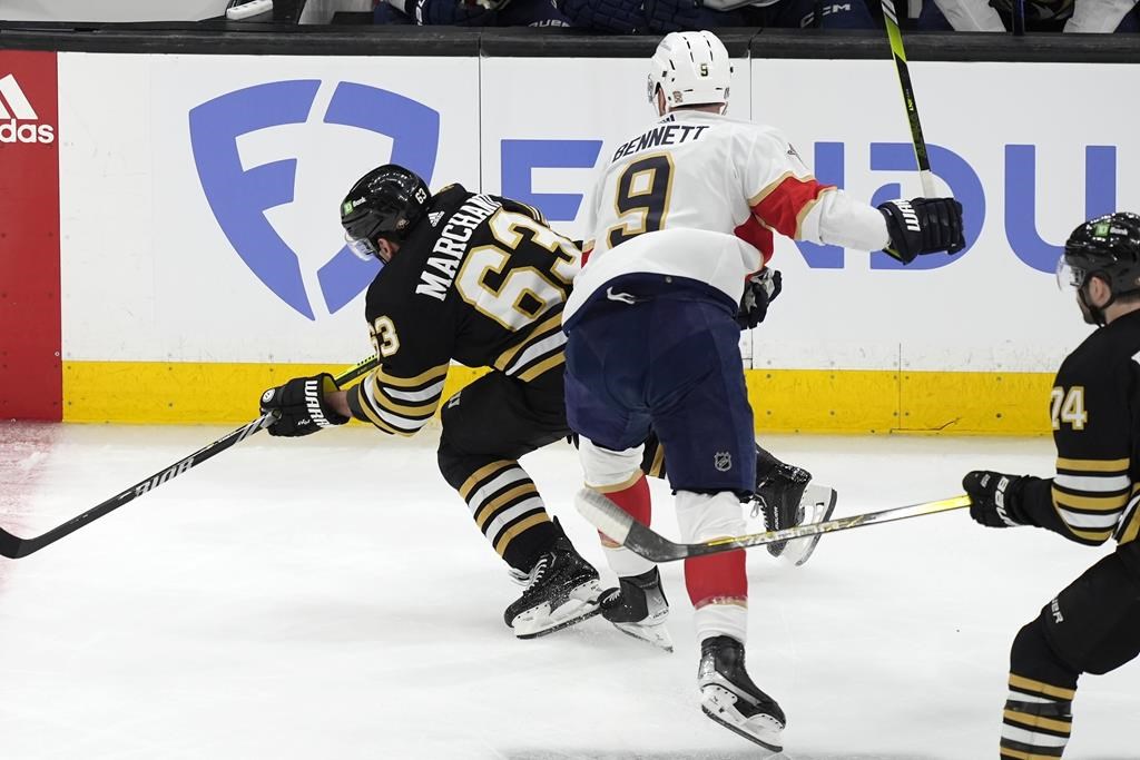 Brad Marchand (à gauche) et Sam Bennett dans un match des séries 2024 de la LNH entre les Bruins et les Panthers de la Floride à Boston, en mai 2024.