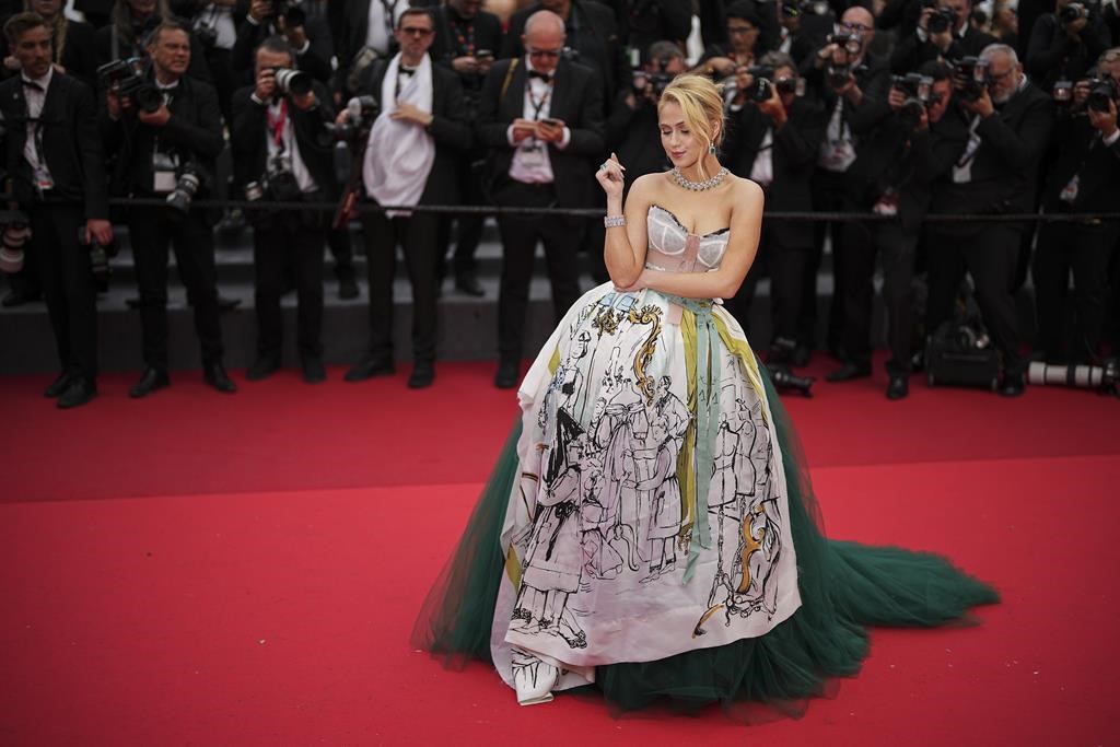 Maria Bakalova pose pour les photographes à son arrivée à la première du film 'The Apprentice' au 77ème festival international du film à Cannes, dans le sud de la France, lundi 20 mai 2024.