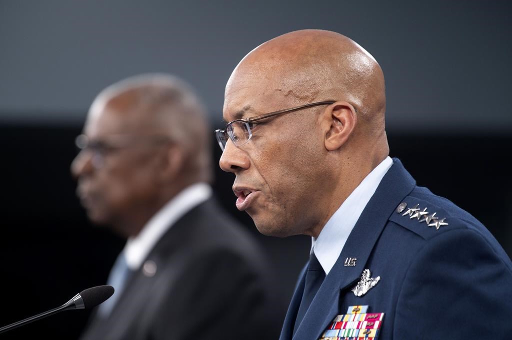 Le président de l'état-major interarmées, le général Charles Q. Brown Jr. s'exprime lors d'une conférence de presse au Pentagone avec le secrétaire à la Défense Lloyd Austin, le lundi 20 mai 2024 à Washington.