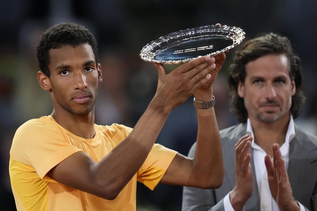 Félix Auger-Aliassime soulève son trophée de finaliste au Masters de Madrid, le 7 mai 2024 en Espagne.