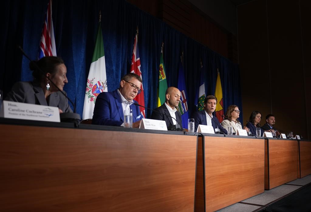 Le premier ministre de la Colombie-Britannique, David Eby, quatrième en partant de la gauche, s'exprime pendant que d'autres premiers ministres écoutent lors d'une conférence de presse après une réunion des premiers ministres de l'Ouest, à Whistler, en Colombie-Britannique, le mardi 27 juin 2023. 