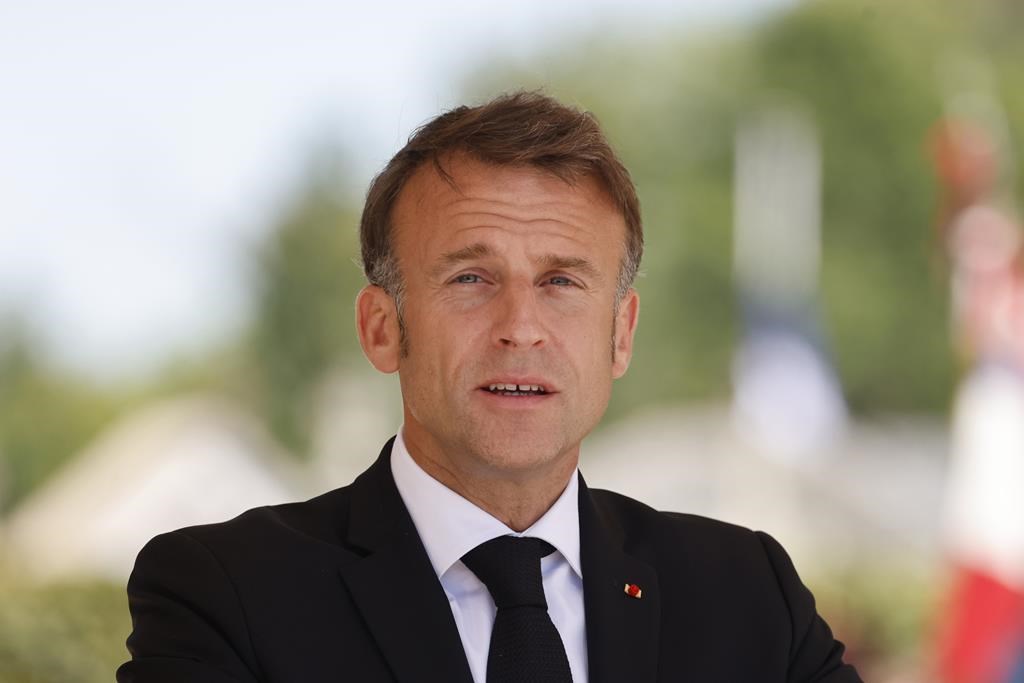 Le président français Emmanuel Macron s'exprime à Oradour-sur-Glane, dans le sud-ouest de la France, lundi 10 juin 2024.