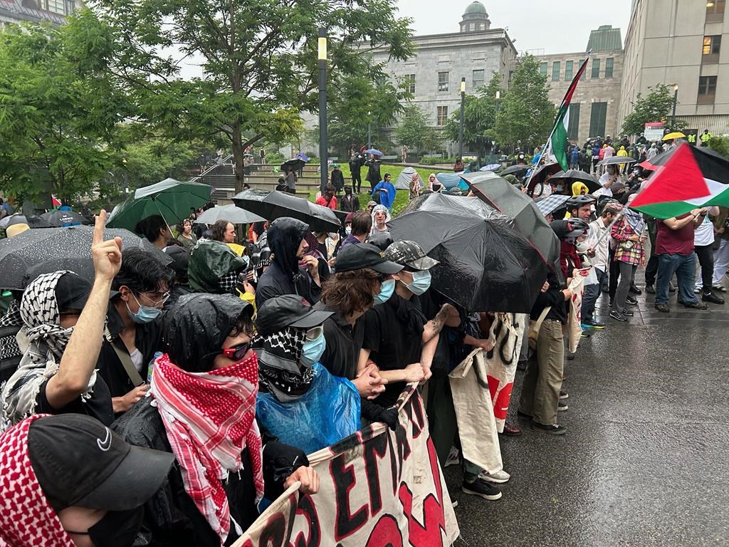 Des gens se rassemblent lors d'une manifestation propalestinienne devant le bâtiment administratif de l'Université McGill, à Montréal, le jeudi 6 juin 2024. 
