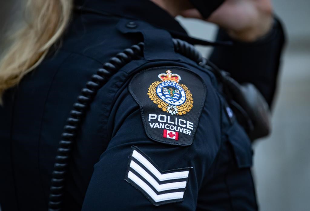 L'écusson du service de police de Vancouver est visible sur l'uniforme d'un agent dans le quartier Downtown Eastside de Vancouver, en Colombie-Britannique, le samedi 9 janvier 2021. 
