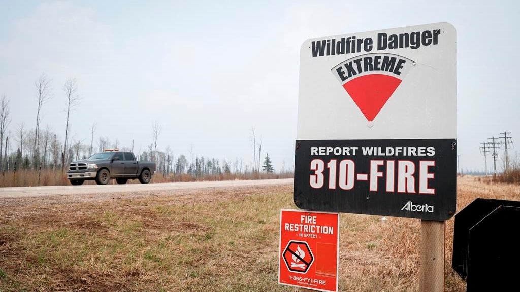 Le risque de feux de forêt demeure élevé dans l’Ouest canadien. Sur cette photo, une pancarte près de Fort McMurray, en Alberta, avertit la population des dangers le 15 mai 2024.