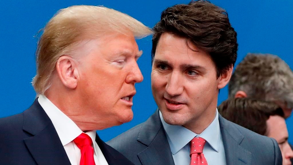 Donald Trump (à gauche) et Justin Trudeau discutent avant une réunion de l'Otan à Watford, en Angleterre, le 4 décembre 2019. 