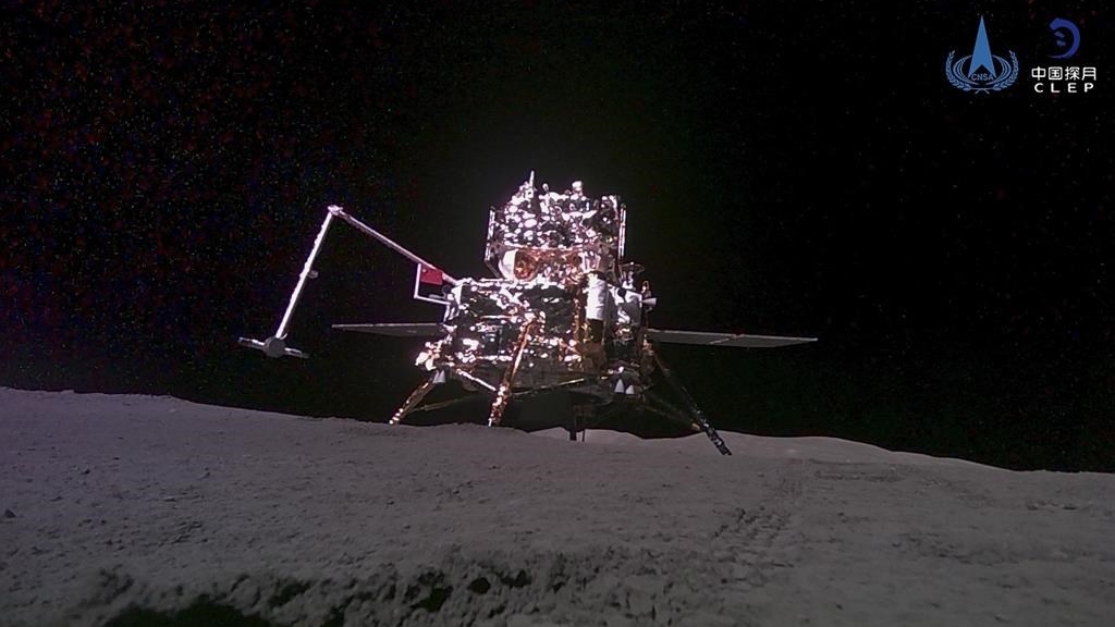 Cette image de l'Administration spatiale nationale chinoise montre l'ensemble atterrisseur-ascenseur de la sonde Chang'e 6, prise par un mini rover après son atterrissage sur la surface de la lune, le 4 juin 2024. 