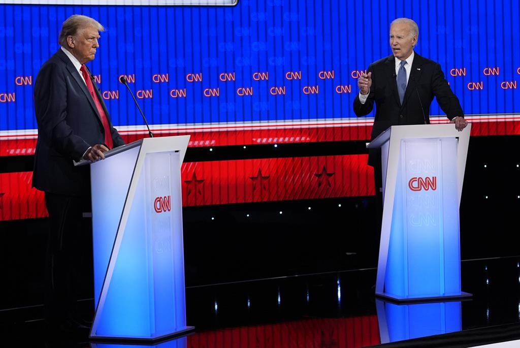 Le président Joe Biden, à droite, et le candidat républicain à la présidence Donald Trump, à gauche, participent à un débat présidentiel organisé par CNN, le jeudi 27 juin 2024, à Atlanta.