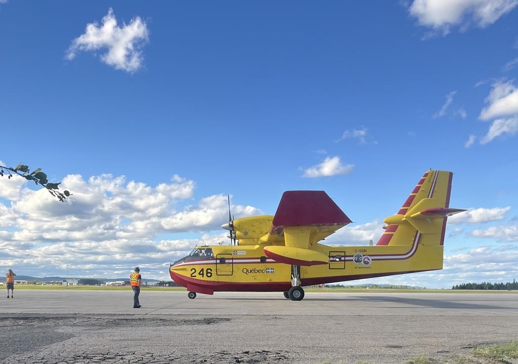 Un bombardier d'eau québécois, montré sur une photo du jeudi 20 juin 2024, se trouve à l'aéroport de Happy Valley-Goose Bay, prêt à aider à lutter contre les feux de forêt dans le centre du Labrador. L'interdiction d'allumer des feux a été levée sur l'île de Terre-Neuve, mais reste en vigueur au Labrador. 