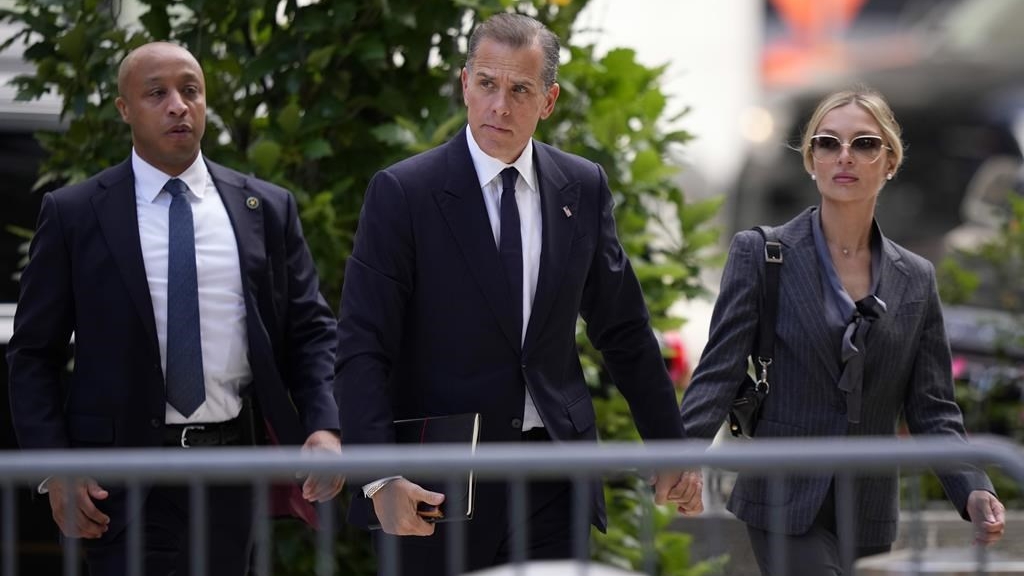 Hunter Biden, au centre, et sa femme, Melissa Cohen Biden, à droite, arrivent au tribunal fédéral, le 3 juin 2024, à Wilmington, Delhi.