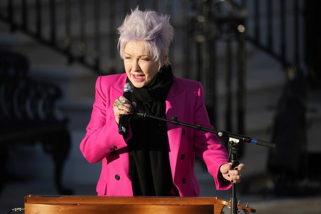 La chanteuse Cyndi Lauper interprète une chanson avant que le président Joe Biden ne signe une loi protégeant le mariage homosexuel, le mardi 13 décembre 2022, sur la pelouse sud de la Maison-Blanche, à Washington. 