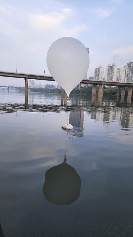 Cette photo fournie par l'état-major interarmées de la Corée du Sud et publiée par le ministère de la Défense de la Corée du Sud montre un ballon vraisemblablement envoyé par la Corée du Nord, sur la rivière Han à Séoul, en Corée du Sud, le dimanche 9 juin 2024. 