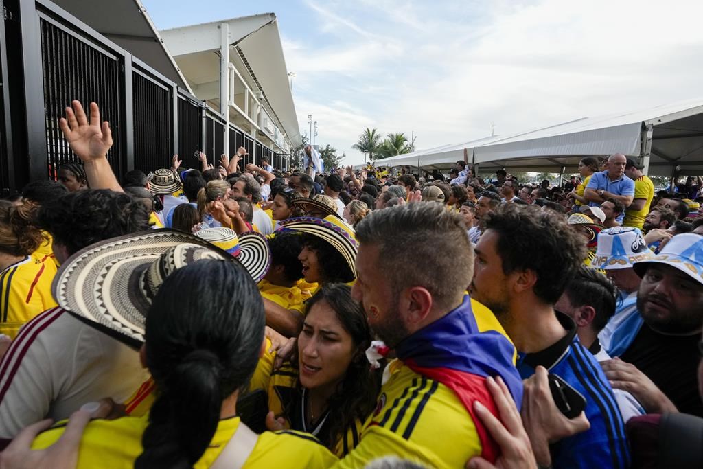 Des supporters attendent d'entrer dans le stade avant le match de la finale de la Copa America entre l'Argentine et la Colombie à Miami Gardens (Floride), le dimanche 14 juillet 2024.