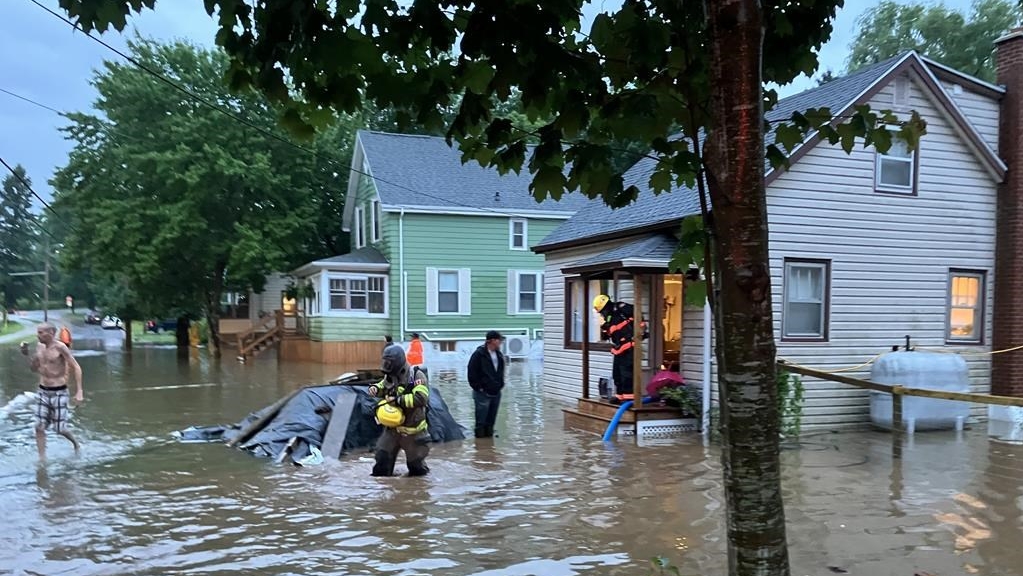 Des équipes d'urgence interviennent après des inondations causées par de fortes pluies à Windsor, en Nouvelle-Écosse, sur cette photo du 11 juillet 2024. 