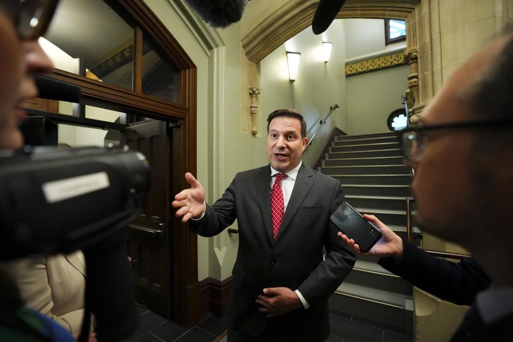 Marco Mendicino s'adresse aux journalistes sur la Colline du Parlement à Ottawa le mardi 20 juin 2023.