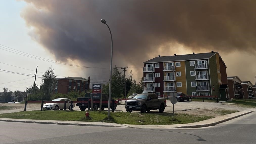 Les équipes ont éteint les flammes depuis le ciel à l’aide de bombardiers d’eau et d’hélicoptères.