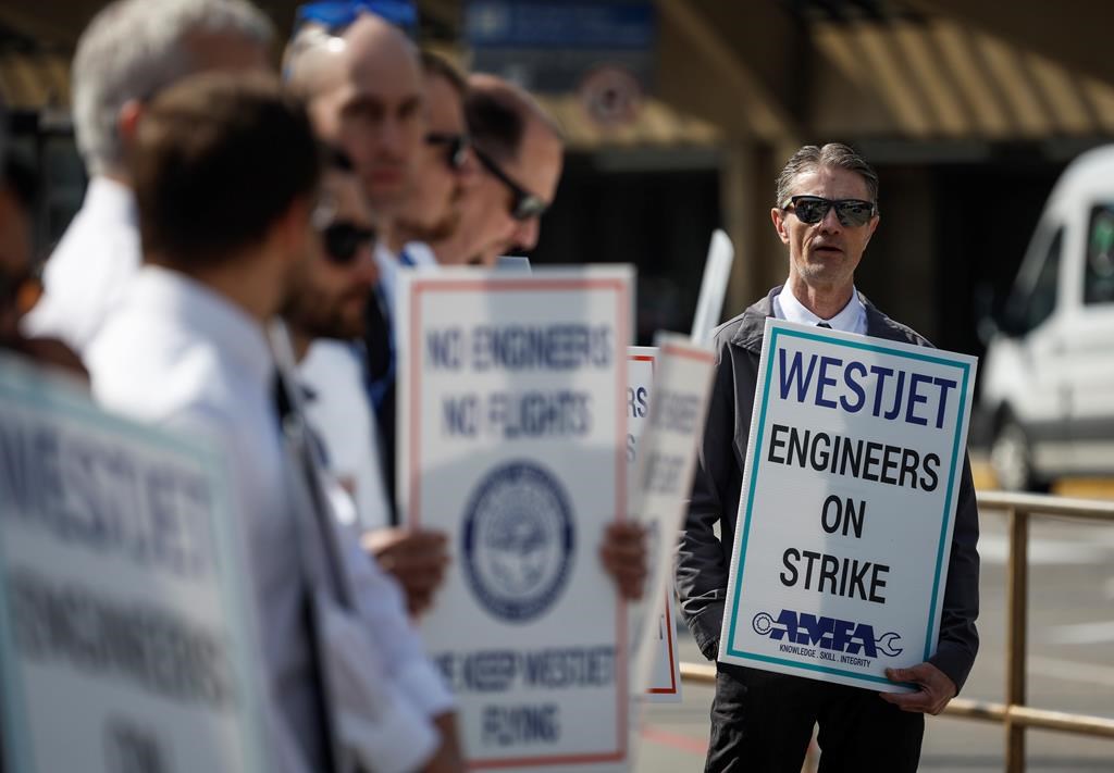 Des passagers de WestJet ont dû faire face à de nouvelles perturbations des vols mardi, malgré l'accord conclu au cours du week-end pour mettre fin à la grève des mécaniciens.