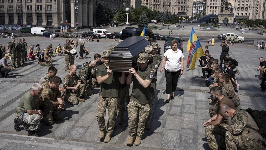 Des militaires ukrainiens portent le cercueil de l'infirmier de combat britannique, Peter Fouche, lors de la cérémonie funéraire sur la place principale de la ville de Kiev, en Ukraine, le 6 juillet 2024. 